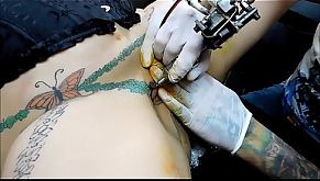 LE PINTAMOS EL CULO Y LA CONCHA A LA PUTA , LA PREPARAMOS PARA LAS PROXIMAS ORGIAS