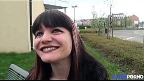 Élodie, coquine aux gros seins, visite un salon érotique avant une bonne sodomie 15 min