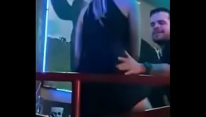 Rubia hotwife enseña pucha bajo falda en pto vallarta