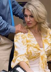 Развратный директор со своим стояком домогается до замужней женщины