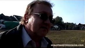 Молодая со зрелым занимаются сексом на сене