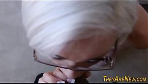 Няшная блондинка под членом бойфренда