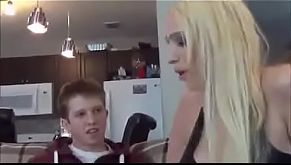 Jeune sœur branle son frère jusqu’à l'éjaculation