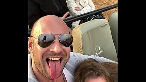 je lui suce la bite en plein safari, il jouit dans ma bouche et j'avale tout