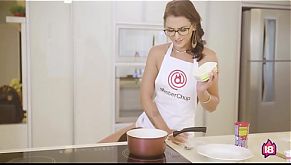 Novinha gostosa chupando a bucetinha da amiga enquanto ela ensina a fazer brigadeiro no MasterChup