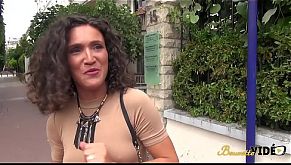 Neshka jolie beurette aime l'exhib et la baise