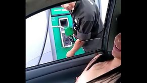 Cargando gasolina la puta de Alexxxa Milf con las tetas de fuera