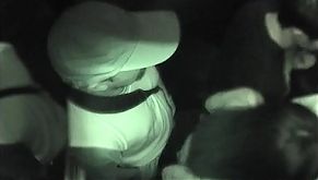 Câmera de segurança em elevador lotado flagra mulher casada pegando no pau do vizinho, que retribui