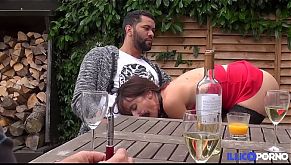 Cougar prise en double pénétration devant son mari [Full Video]