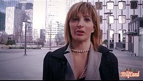 Ava milf dans les affaires aime se faire soumettre