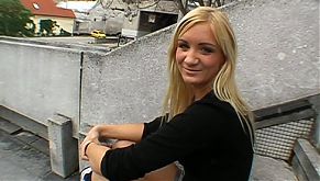 Публичное порно с красивой блондинкой