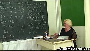 Зрелая учительница отдалась двум молоденьким