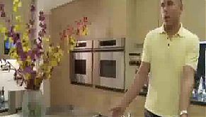 Две очаровательные красотки и сосед