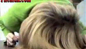 Шикарная блондинка извивается на столе