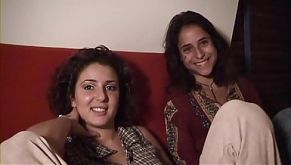 Michaelle et Emilie, deux petites beurettes en trio sensuel