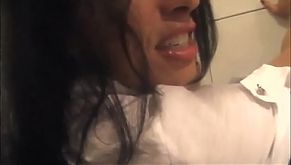 Monica Santhiago, a mulher melancia do pornô, transa no banheiro e diretor fica puto!