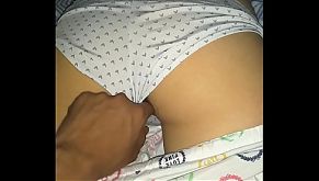 Me follo a mi pequeña hermanastra mientras duerme y la lleno de leche (creampie)