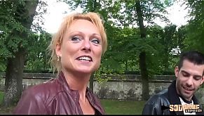 Mendy, la milf très sexy se fait enculer en extérieur 15 min