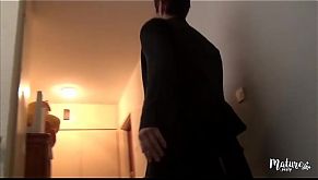 Diana, la femme du boucher, se fait baiser quand son mari travaille