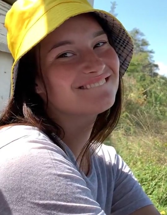 Деревенская девушка показывает мне свои навыки